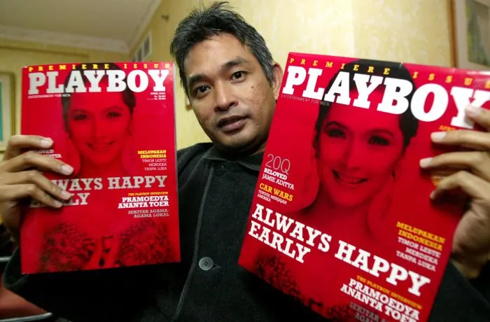  O ex-editor-chefe da revista Playboy na Indonésia, Erwin Arnada, exige exemplares da primeira edição, em 2006