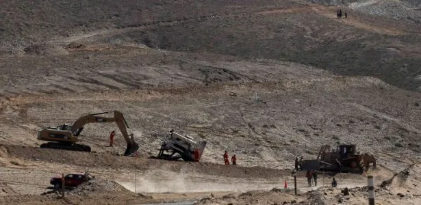  Máquinas preparam caminho para máquina Xtrata 950, que vai perfurar o buraco pelo qual serão resgatados os mineiros presos em mina no Chile. Operação vai levar meses para ser concluída