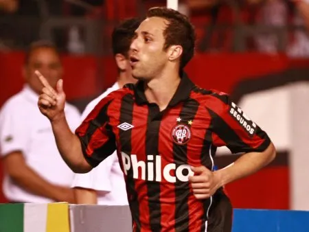  Branquinho comemora o primeiro gol do Atlético-PR contra o Ceará