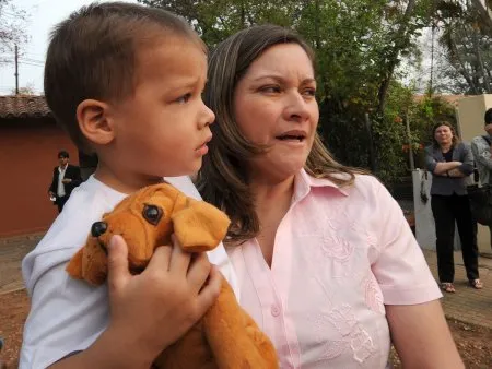  Paraguaia Hortensia Morán chega com o filho de três anos, no último dia 24 de agosto, para colher sangue para teste de DNA