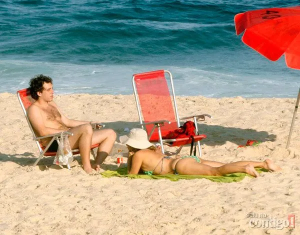  A dupla curtiu a tarde na praia do Leblon