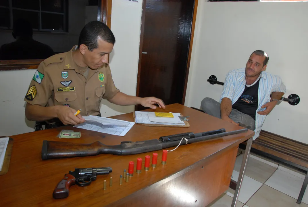Sargento Galdino durante procedimento legal após apreensão de armas em Apucarana