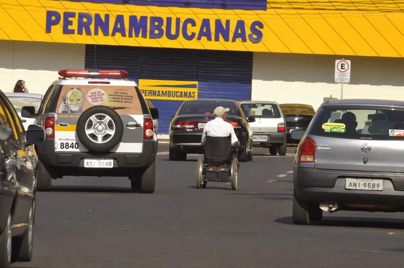 Cadeirante divide espaço com veículos no centro de Apucarana