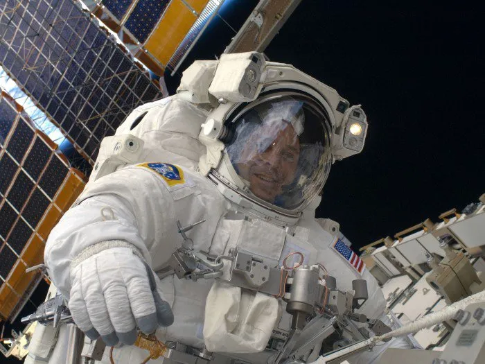  As pesadas luvas pressurizadas usadas pelos astronautas têm causado a perda de unhas; exploradores espaciais que têm mãos grandes são os que sofrem mais