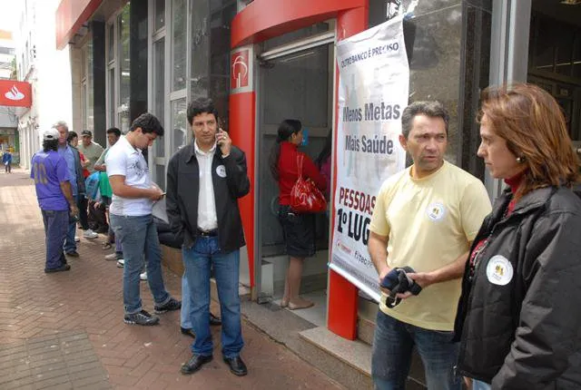 Representantes do Sindicato dos Bancários atrasaram abertura de agências na cidade