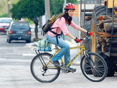  Renata em sua bicicleta: ela deixa a moto em casa para pedalar e dá o exemplo para Dia Mundial Sem Carro 