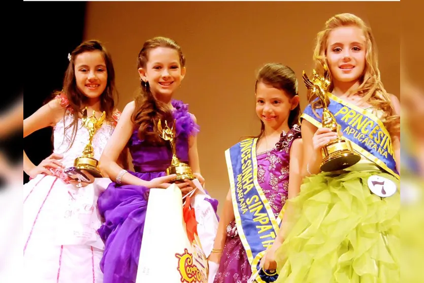  Na categoria Princesinha, Beatriz Juliana de Lima Chambó, 3ª colocada; Aldrey Barreiros Rei, 2ª colocada; Nicolli Callegari, Princesinha Apucarana 2010; e Isadora Garcia Tosta, Miss Simpatia  