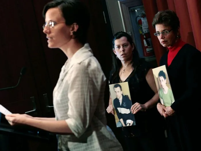  A americana Sarah Shourd faz pronunciamento junto a mães de seu namorado e seu amigo, que permanecem presos no Irã