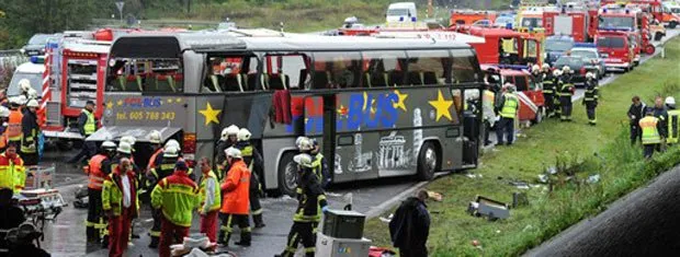  Equipes de resgate vasculham local do acidente, que matou 11 pessoas na Alemanha neste domingo (26) 