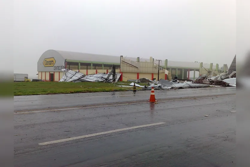  Barracão da Darom em Rolândia foi destruído pelo temporal 