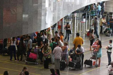  Passageiros aguardam no saguão a saída dos voos