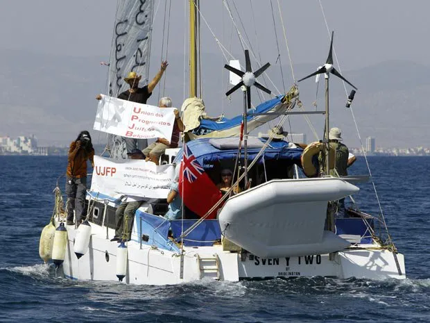  O barco de ativistas Irene parte da costa de Famagusta, em Chipre, neste domingo