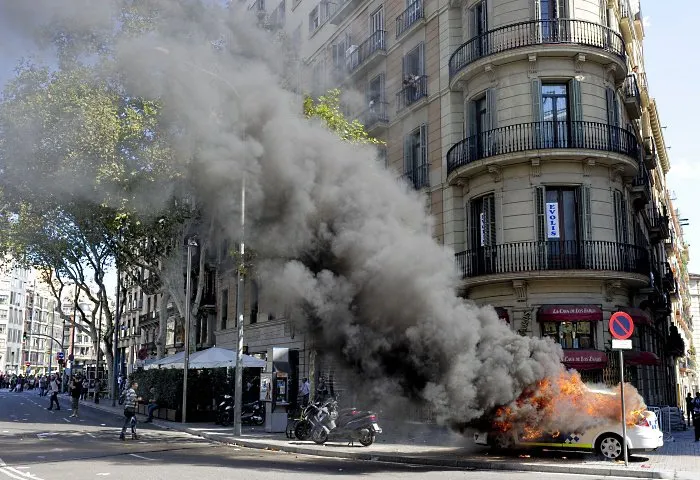  Carro policial pega fogo em Barcelona após ter sido incendiado por manifestantes durante a greve geral espanhola