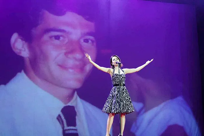 Sandy subiu ao palco para interpretar o sucesso Canção da América