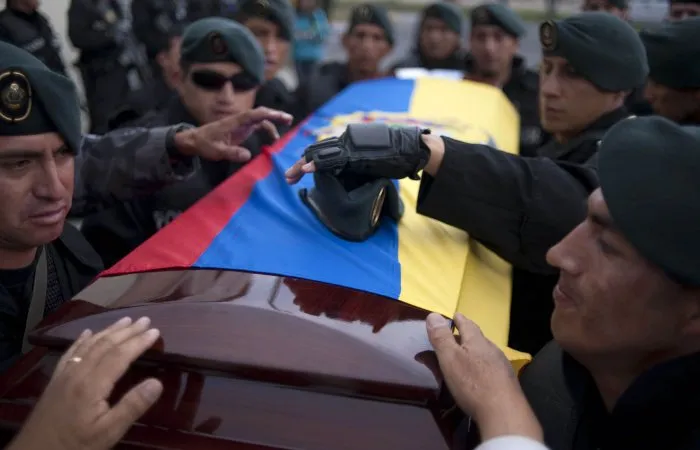  Policiais equatorianos carregam caixão com o corpo de Froilan Jimenez, agente morto em resgate de presidente