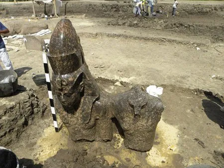  A estátua, que mede 1,3 m de altura e 95 centímetros de largura, leva na cabeça uma coroa dupla que representava o norte e o sul do Egito