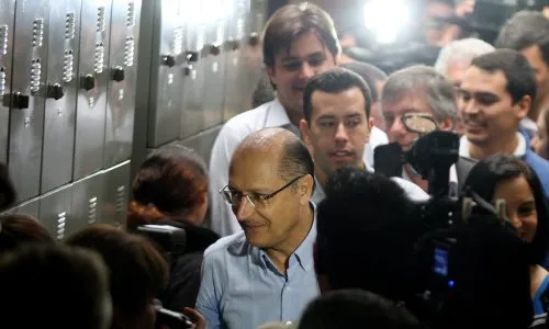  Candidato do PSDB ao governo de SP, Geraldo Alckmin, chega para votar em escola da capital