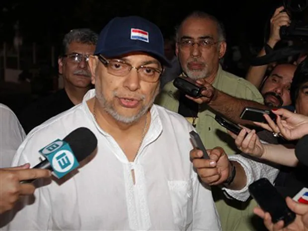  O presidente do Paraguai, Fernando Lugo, dá entrevista em Assunção em 24 de setembro, ao voltar de tratamento em São Paulo