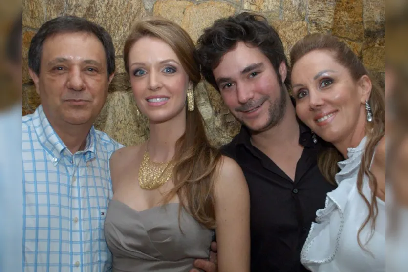   Gabriela junto dos pais Célia e Mauro Fregonezi, e do irmão Daniel 