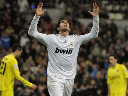  Em pouco mais de um ano no Real Madrid, o meia Kaká ainda não conseguiu o mesmo desempenho que teve com a camisa do Milan