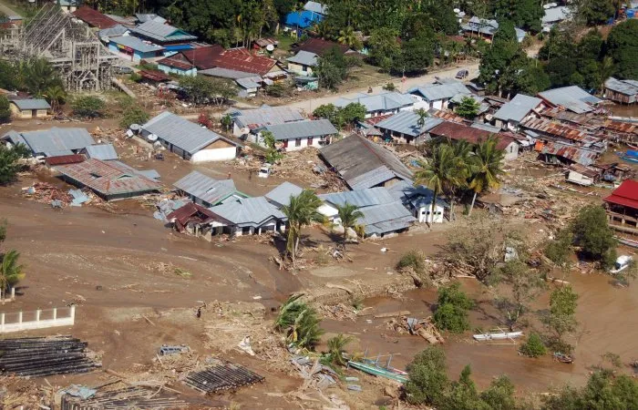  Casas e prédios em Wasior, capital da Província de Papua Ocidental, foram atingidos por lama e escombros