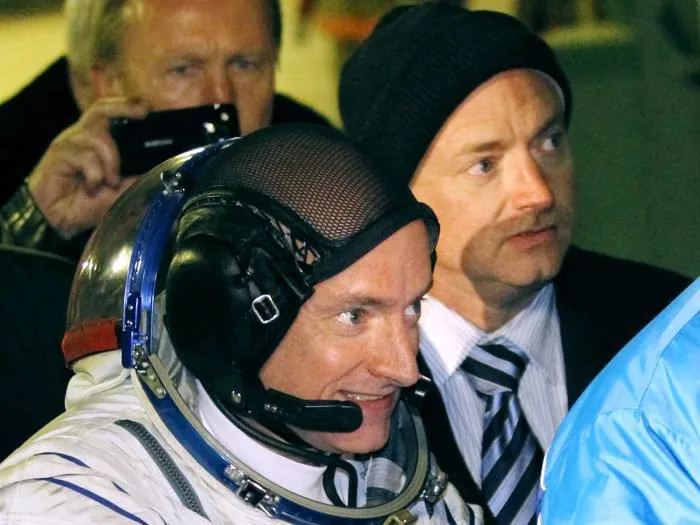  Scott Kelly, com roupa de astronauta, e Mark, à direita, devem ficar juntos no espaço em março do ano que vem
