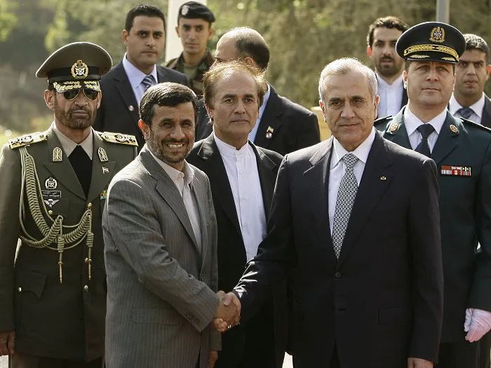  Presidente do Líbano, Michel Suleiman, (à dir.) cumprimenta o do Irã, Mahmoud Ahmadinejad, em Baabda, no Líbano