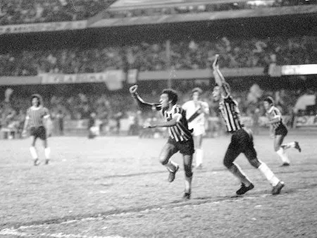  Basílio (esq.) comemora o gol que deu ao Corinthians o título de campeão paulista de 1977. A "seca" de conquistas importantes já durava 23 anos