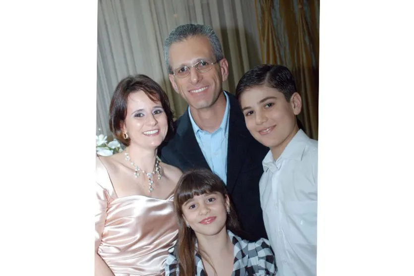   Destaque para o elegante casal Michele Lázaro Grassano Gouveia e Fernando Gouveia, junto dos filhos Leonardo e Letícia  