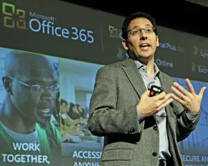  Chris Capossela, vice-presidente sênior da Microsoft, fala durante o lançamento do Office 365, em San Francisco.