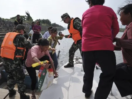  Paramilitares ajudam a retirar moradores enquanto tufão Megi se aproxima da China; portos foram fechados e barcos pesqueiros tiveram que retornar