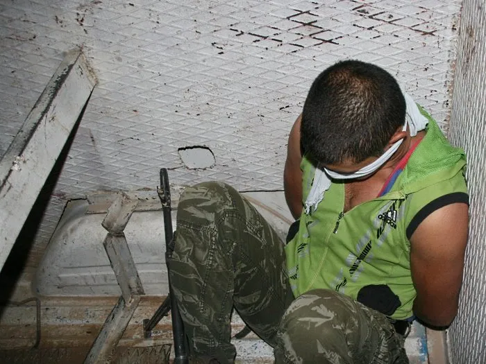 Polícia coloca homem vedado em camburão em Bagdá