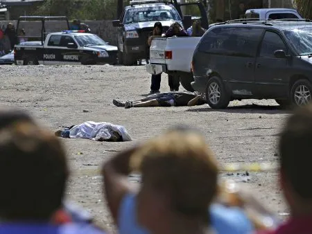  Moradores de Ciudad Juárez observam os corpos do soldado americano