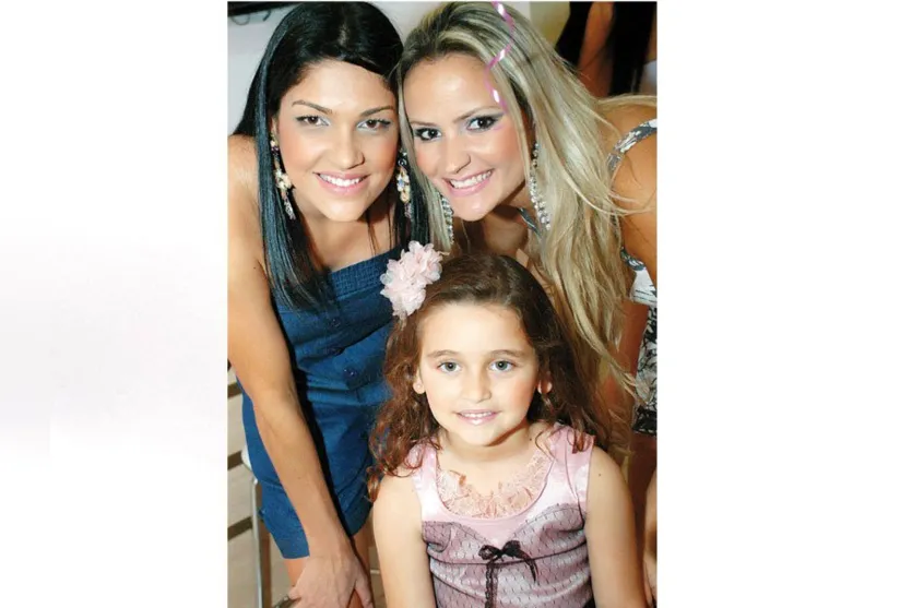   Gilmara Paiva aproveita a companhia de Cristiane Lima e da pequena Maria Eduarda 