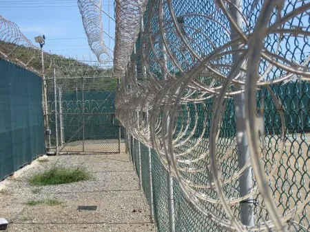 Base militar americana de Guantánamo, em Cuba; canadense Omar Khadr se declara culpado por crimes de guerra
