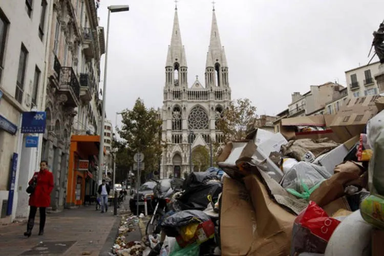  Lixo se acumula em frente à catedral de Marseille