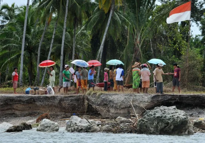  Habitantes da zona afetada pelo tsunami esperam a chegada de ajuda aos feridos e doentes; 500 podem ter morrido