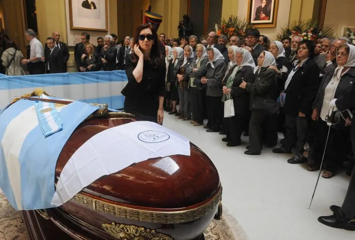 Vestida de preto ao lado do caixão, Cristina vela o corpo do ex-presidente Néstor Kirchner