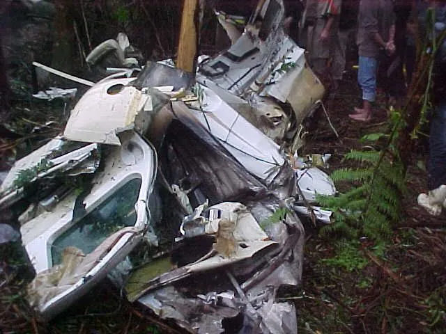 O acidente ocorreu no quilômetro 225 da BR-316, quando uma carreta colidiu de frente com uma van