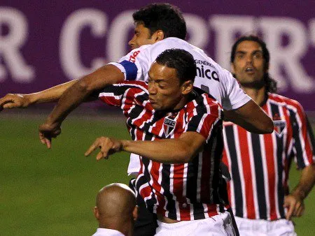  No domingo (7), o São Paulo enfrenta o Corinthians, no Morumbi. Antes, o Tricolor paulista encara o Cruzeiro, rival dos corintianos pelo título do Brasileiro