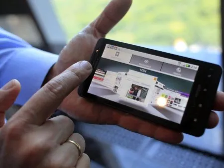  O smartphone Droid X, da Motorola, permite uso de Flash e consegue se conectar com outros cinco aparelhos por Wi-Fi