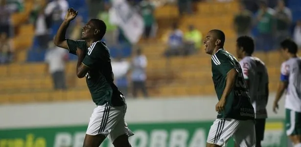  Leandro Amaro anotou o gol da vitória do Palmeiras no fim do primeiro tempo