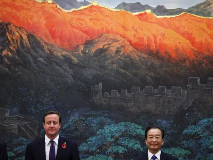 Os primeiros-ministros do Reino Unido, David Cameron (esq.), e da China, Wen Jiabao, participam de cerimônia em Pequim