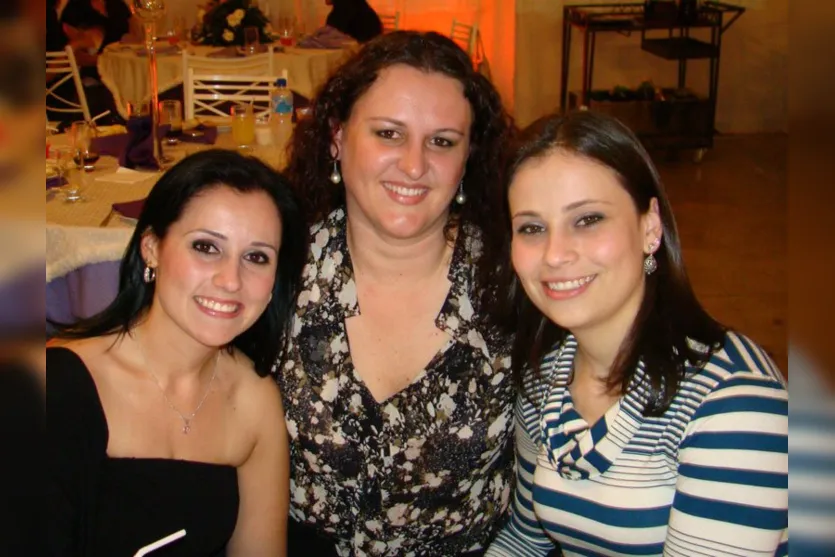   Liliane Fernandes, Edmara Ugolini e Renata Riveline, clicadas durante evento no Clube 28 de Janeiro  
