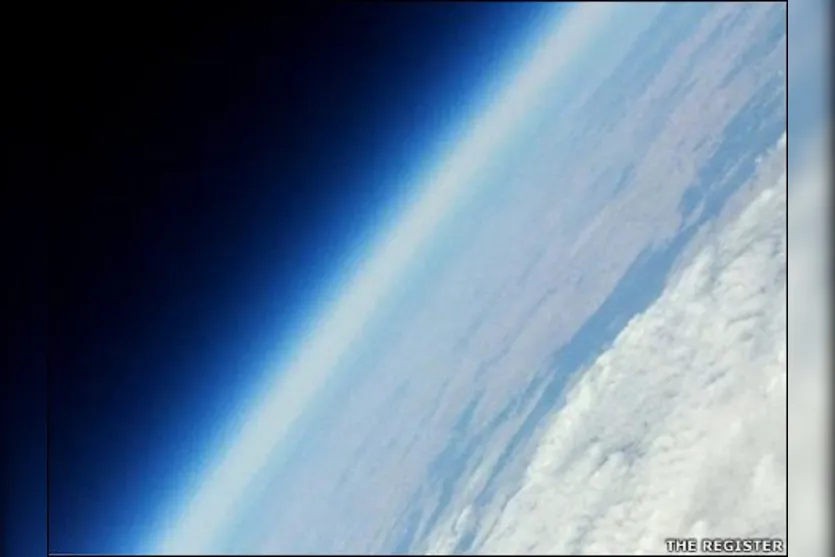   Uma equipe de amadores britânicos lançou ao espaço um avião feito de palha e coberto com papel que tirou fotografias da Terra.  