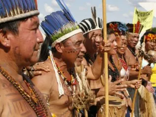  Índios protestam em Brasília contra a construção da usina de Belo Monte, no Rio Xingu