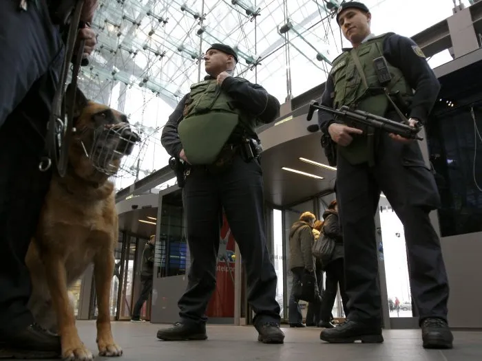 Policiais fazem guarda na estação de trem de Berlim, na Alemanha; país aumentou segurança por conta de ameaça
