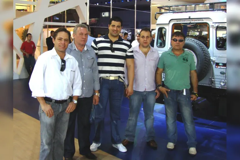   Cristiano Rossi assumiu recentemente o cargo de executivo comercial da Euro Import-Land Rover-Volvo, de Londrina. Ele esteve no Salão do Automóvel, no Anhembi, em São Paulo, recebendo clientes da empresa. Na foto, posa junto de Flaminio Gerolamo, Robson Pascoalini, Silvio Moreno e Celso Amaral de Oliveira 