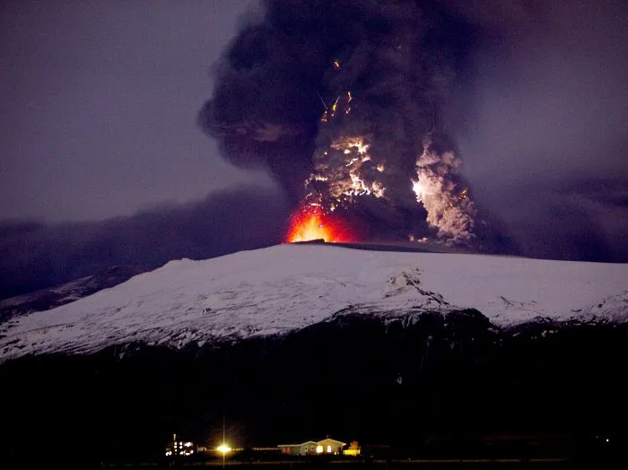 Até entrar em erupção, o vulcão sofreu agitações e fez muito barulho na forma de terremotos durante vários meses.