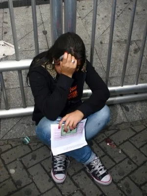  Aluna chora após chegar atrasada e não conseguir entrar em local de prova do Enem, no primeiro dia do exame, em São Paulo
